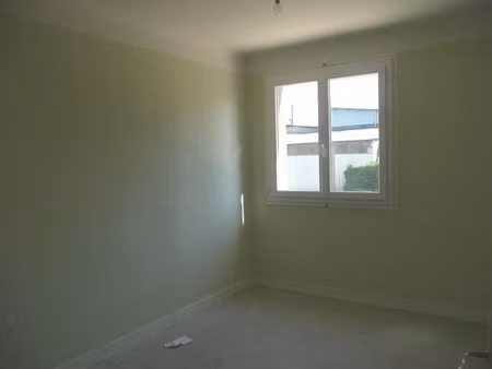 gourdon (46300) appartement t3 avec balcon et parking