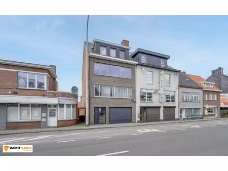 stijlvol gerenoveerd appartement met 2 slaapkamers  terras en parking vlak bij het centrum