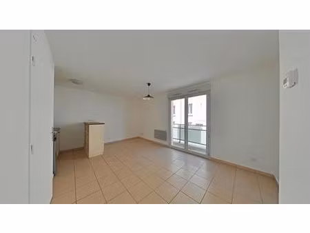 appartement f2 rénové avec parking privé