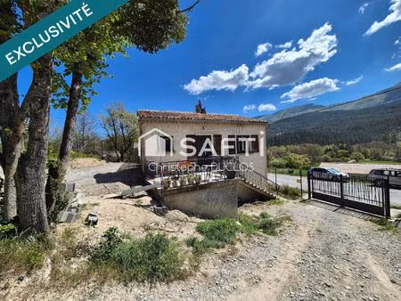spacieuse maison avec jardin  garage et dépendance.