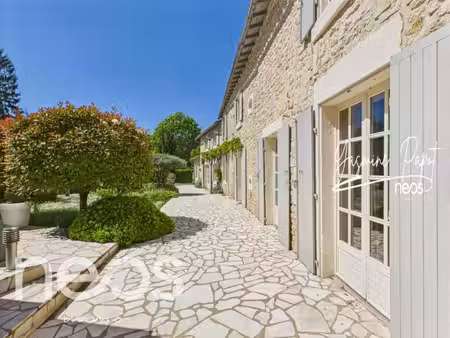 maison de caractère avec piscine et dépendances