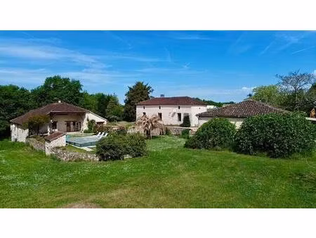 propriété en pierre avec dépendances et piscine