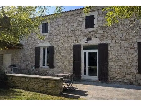 maison en pierre rénovée alliant charme de l'ancien et confort moderne