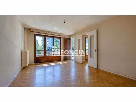 appartement 4 pièces traversant à rénover avec balcon  cave et parking de copropriété