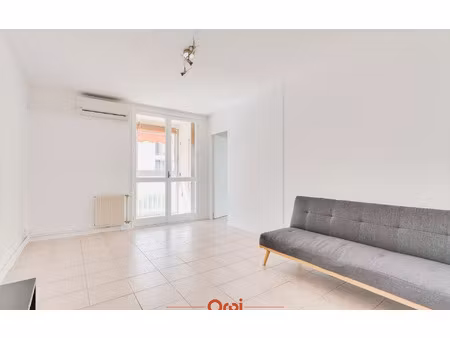 location appartement  57 m² t-3 à marseille 8  730 €