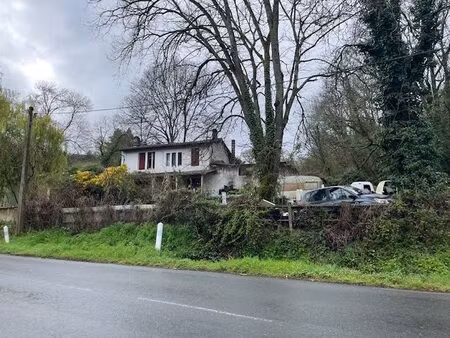 coutras  maison à rénover d'environ 100 m² avec jardin.