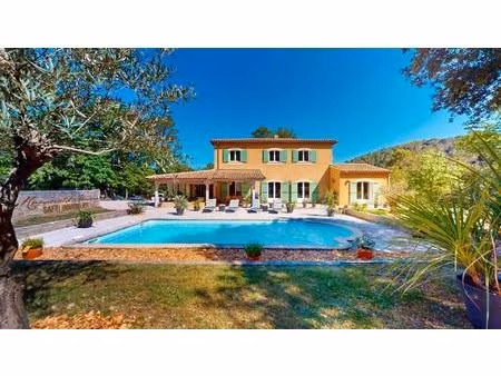 élégance provençale et art de vivre au cœur de la provence verte
