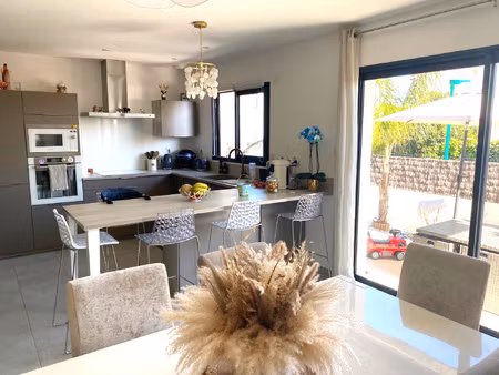 villa 3 faces plain pied avec jardin et garage