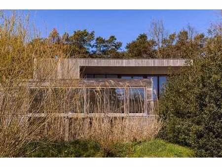 écologique et architecturale : villa avec dépendance près du