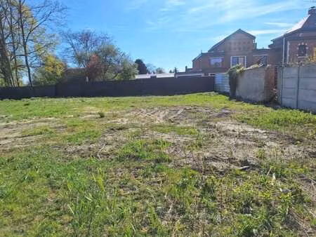 terrain spacieux dans un environnement adapté aux enfants à