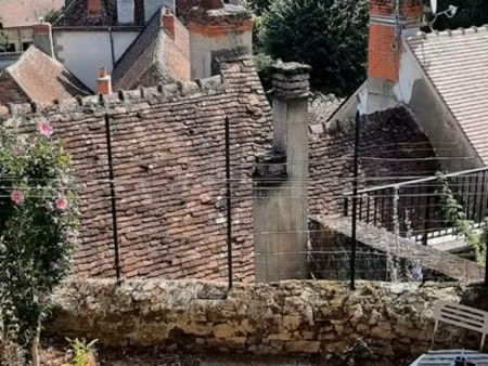 maison rénovée 45 m2 avec cour et cave-quartier historique la châtre