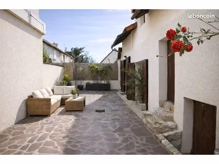 maison en pierre atypique