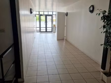 location locaux professionnels 1 pièce 30 m² à laon (02000)  270 €