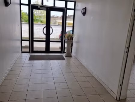 location locaux professionnels 1 pièce 44 m² à laon (02000)  390 €