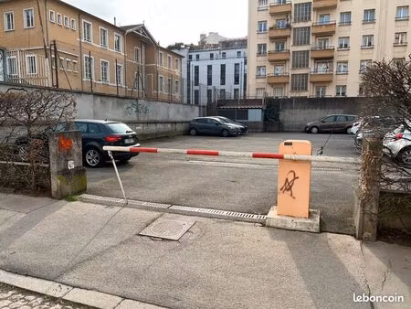 a vendre – emplacement de stationnement extérieur au rdc en face du 39 rue félix jacquier 