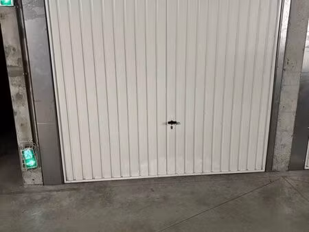 garage/box fermé 13m2 proche lyon 7ème