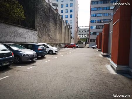 à vendre – place de parking sécurisée – villeurbanne gratte-ciel