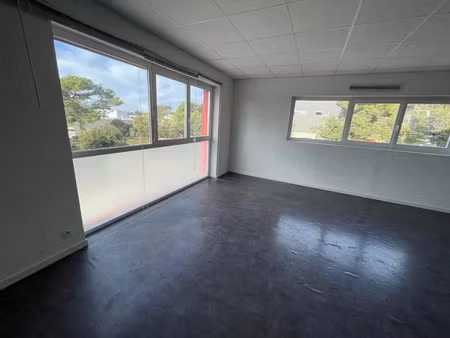 location locaux professionnels 2 pièces 150 m² à signes (83870)  1 000 €