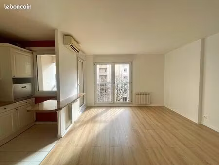 grand studio de 35m2 rénové avec balcon  climatisation et ascenseur