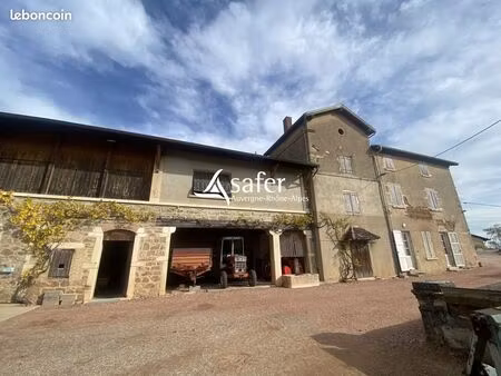 bâtiment 9 pièces 204 m²