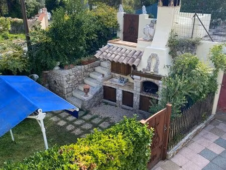 haut de villa avec jardin