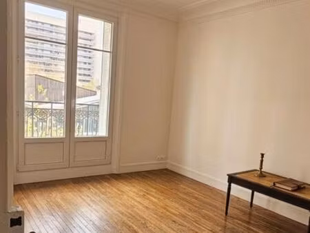 superbe 2 pièces rénové – avenue d’italie – emplacement recherché