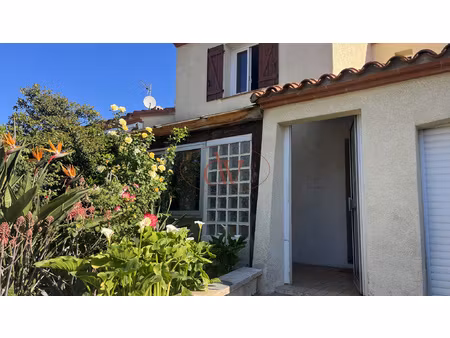 maison deux faces avec grand garage et extérieur