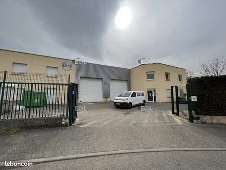 local d'activité 744 m²