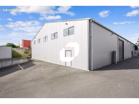 local d'activité 1 497 m²