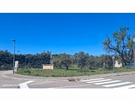 terrain 297 m² aups