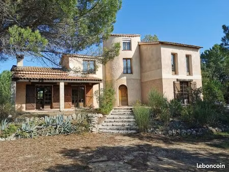 villa 290 m2  site remarquable  piscine  vaste terrain