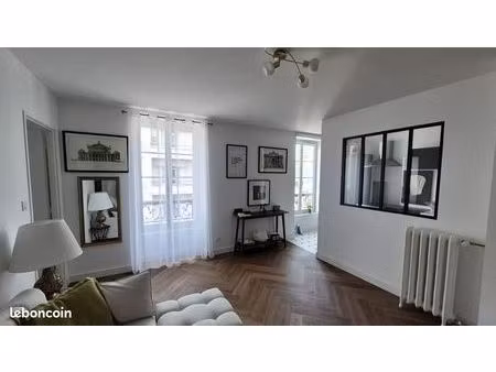 coeur de ville  grand f2 totalement rénové avec soin  dernier étage avec ascenseur