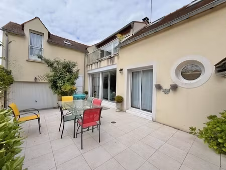 nouveauté : maison d'architecte dans le coeur du village