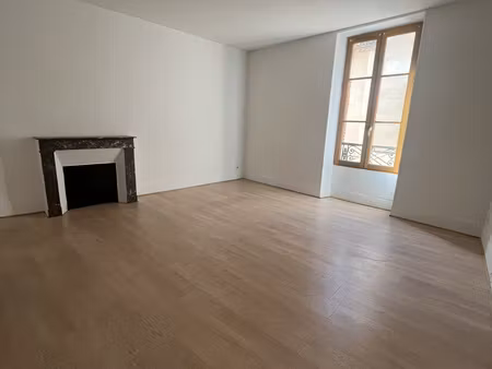 appartement t3 en centre-ville de cahors avec balcon