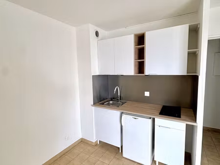 carnon-plage  studio cabine  non meublé  à l'année !