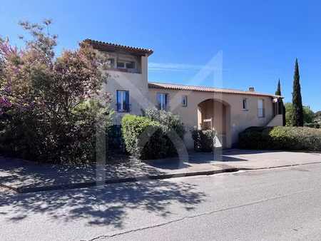 ventabren : t2 vice de 34m2 en triplex avec terrasse et plac