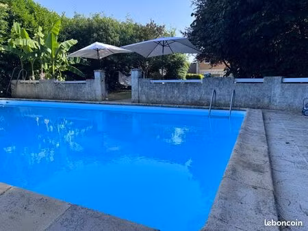 charmante maison en pierre avec piscine et dépendances – cadre paisible