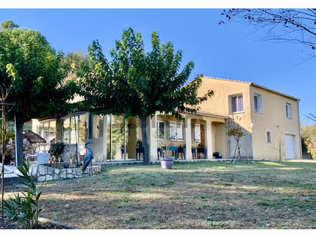 villa familiale avec piscine et grand terrain