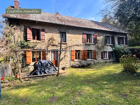 authentique maison en pierre dans son écrin de verdure