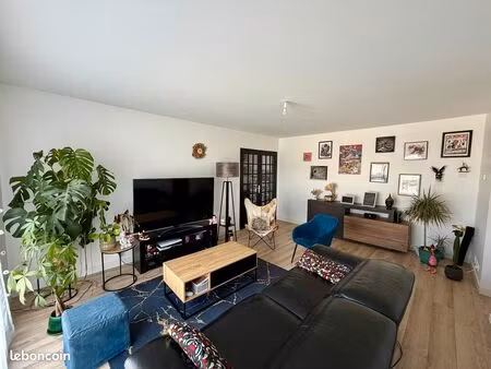 appartement 3 pièces rénové avec garage – 2 chambres – calme – proche centre