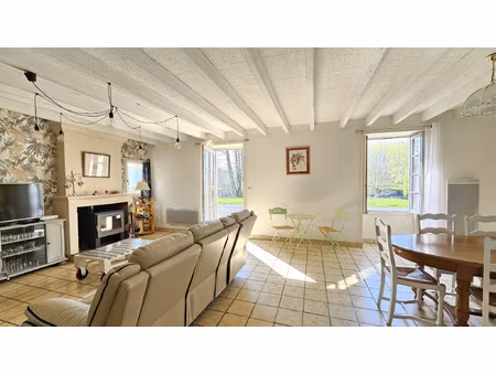 maison en pierre de caractère en bord de sèvre niortaise