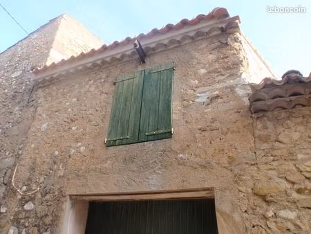 vends batisse agricole et sa cour intérieure