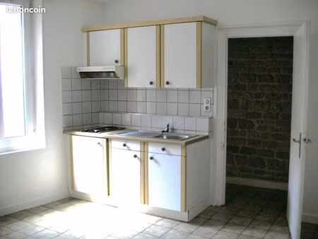 très beau studio t1 plein centre ville niort (proche uco et pilori)