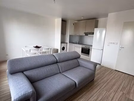 à louer - beau 2 pièces meublé avec terrasse et parking - le bourget