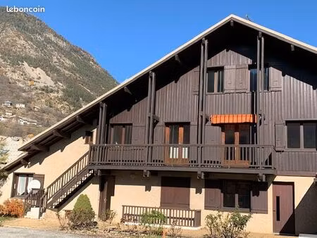 grand appartement en duplex  lumineux  non meublé  d’une superficie de 174 m2