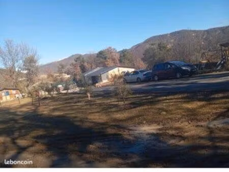 terrain avec chalets