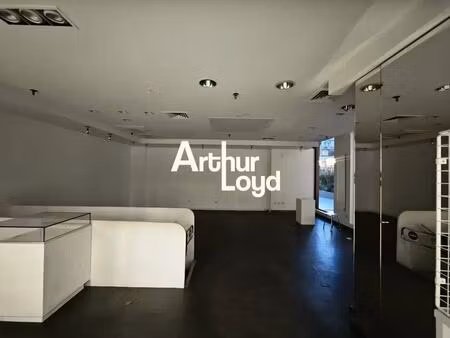 location commerce 75 m²