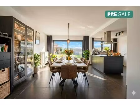 moderne en instapklare gezinswoning met tuin in koolskamp