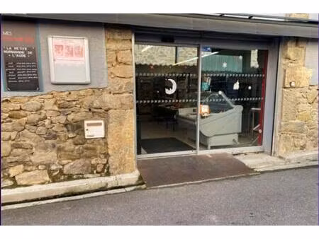 immeuble avec habitation local commercial et stockage