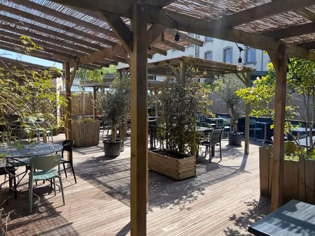 dinan : rare  immeuble à la croisée de l'exploitation immédiate et de la reconversion patr